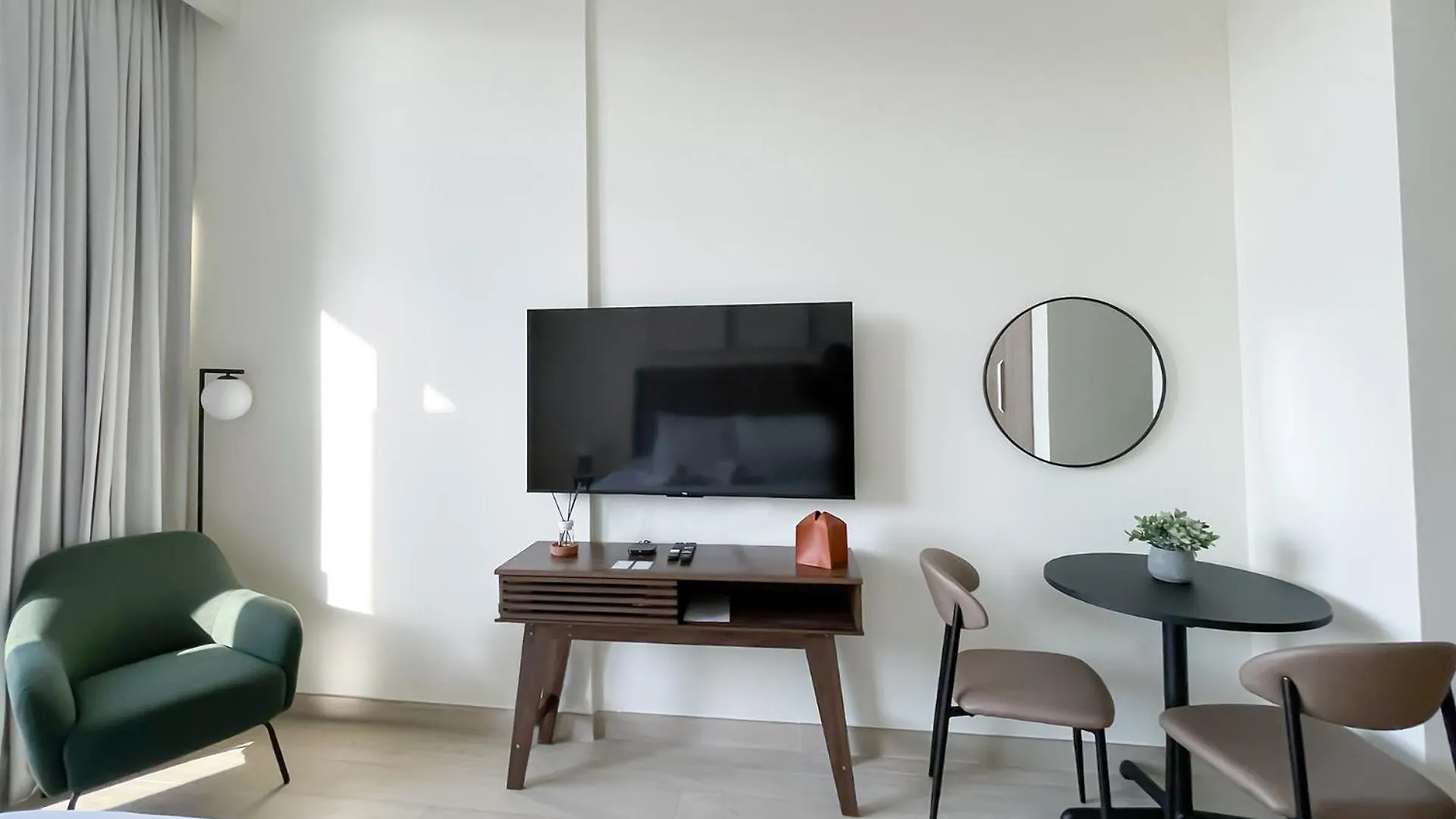 Modern & Bright Studio Space Dubai Apartment