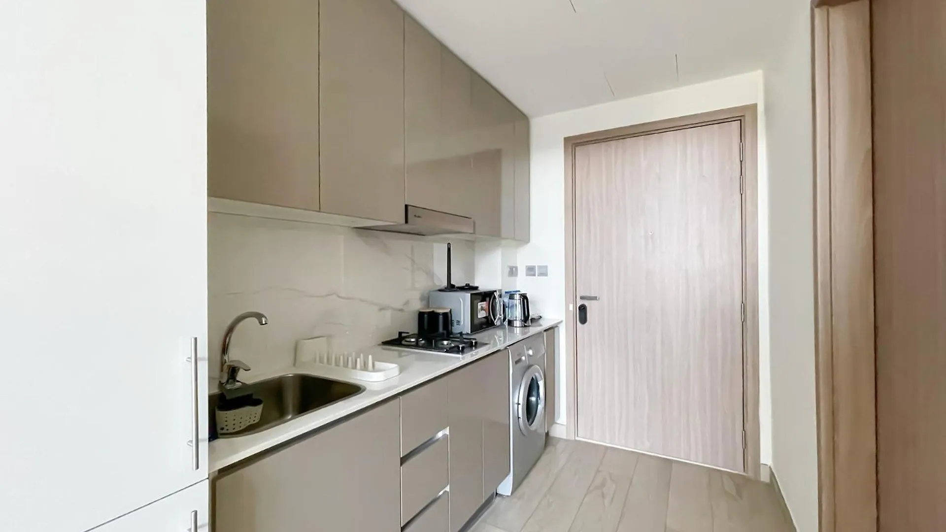 Modern & Bright Studio Space Dubai Apartment